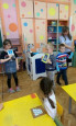 Сотрудники Госавтоинспекции совместно с педагогами провели для малышей мастер-класс по изготовлению световозвращающих элементов. 