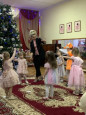 В нашем детском саду прошли яркие и весёлые новогодние утренники .