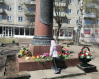 Возложение цветов к памятникам и обелискам