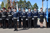 На знамя Победы равняем шаг!