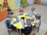 Поделка из картонной втулки "Зайчики"