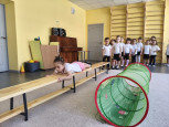 Ползанье на животе на гимнастической скамейке.