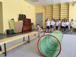 Ползанье на животе на гимнастической скамейке.