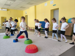 Упражнения направленные на профилактику плоскостопия, укрепление мышц свода стопы.