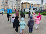 Праздник, посвященный Дню космонавтики, в средних и старших группах 