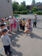 Ребята дежурной группы с удовольствием играют в русские народные подвижные игры