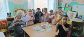 Ребята старших групп поздравили своих бабушек и дедушек с Днём добра и уважения