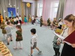 День Победы! Праздник долгожданный  Мирная небес голубизна.  Помнят на Земле народы, страны -  В этот день закончилась война.