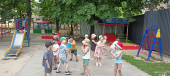 Танцевали и играли на прогулке)