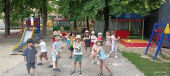 Танцевали и играли на прогулке)