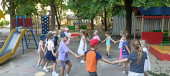 Танцевали и играли на прогулке)