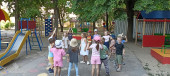 Танцевали и играли на прогулке)