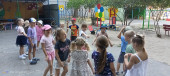 Танцевали и играли на прогулке)