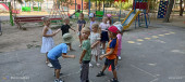Танцевали и играли на прогулке)