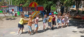 Танцевали и играли на прогулке)