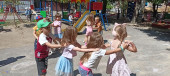 Танцевали и играли на прогулке)