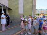 Спортивное развлечение в подготовительных к школе групп "В гостях у Айболита"