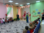 Праздник для мам в подготовительных группах детского сада.