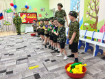 День Защитника Отечества в средних группах детского сада.