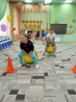 Веселые старты между подготовительными группами "Звездочки" и "Радуга"