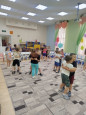 Веселые старты между подготовительными группами "Звездочки" и "Радуга"