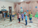 Играем и поём на музыкальном занятии.