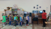 Играем и поём на музыкальном занятии.