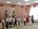 Утренник "Как ребята помогли Капризке поздравить маму" в средних группах №3, №7 (совместно).
