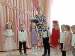 Утренник "Как ребята помогли Капризке поздравить маму" в средних группах №3, №7 (совместно).