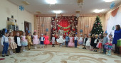 Утренник "Новогодняя посылка" в средних группах №5, №8 (отдельно).