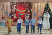 Утренник "Новогодняя посылка" в средних группах №5, №8 (отдельно).