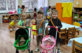 В дочки-матери играю, Покачаю куклу Лялю!