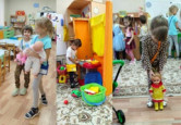 В дочки-матери играю, Покачаю куклу Лялю!
