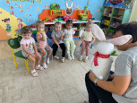 Занятие в  группе раннего возраста «Морковка от зайчика»