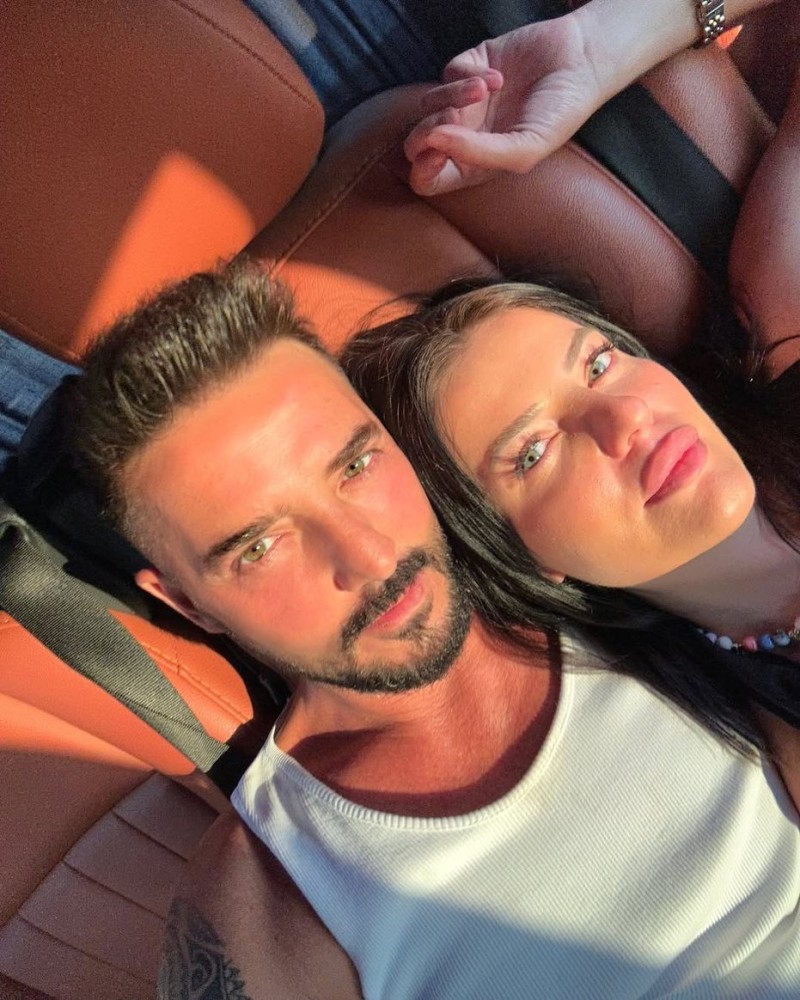 gokhan ozen sevgilisiyle ilk kez foto paylasti