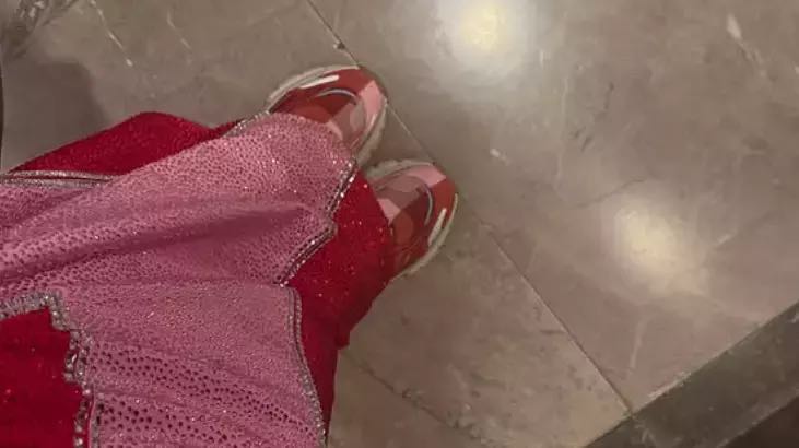 ebru sahin nikah sahidi oldu ayakkabilari geceye damga vurdu