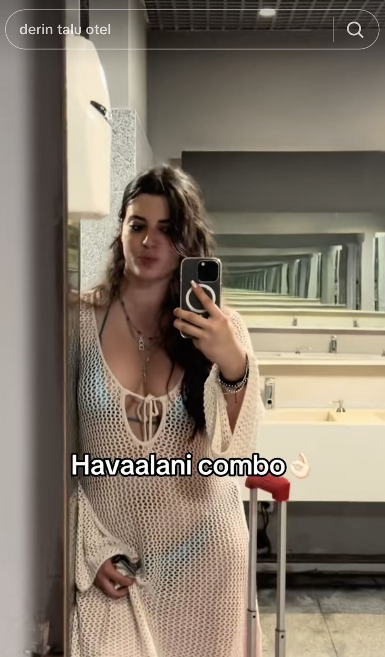 derin talu havalimanina bikini ile geldi