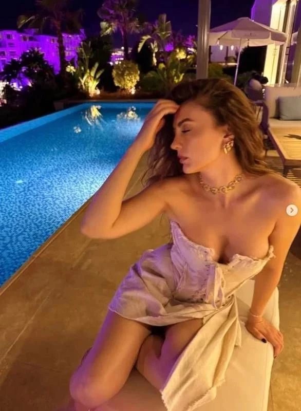 burcu ozberk havuz basi pozu