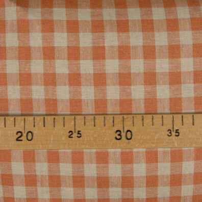 rutete lin i oranskje og grå farge.