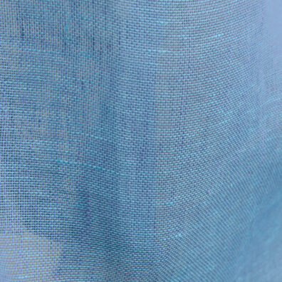 Gjennomsiktig linstoff i himmel blå farge.