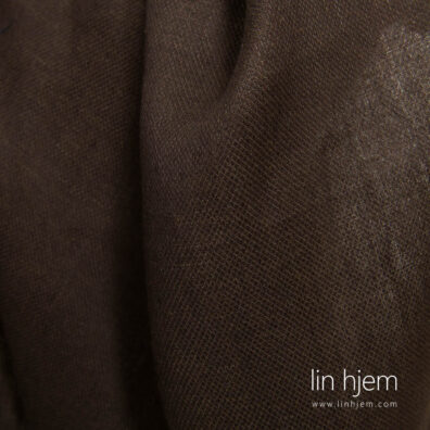 Mørkebrunt linstoff i romber.