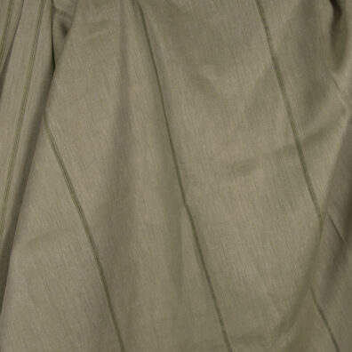 Lett grønnaktig linstoff.