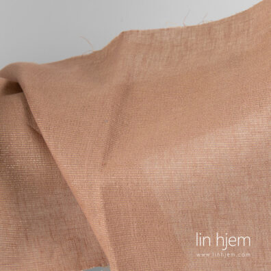 Skinnende linstoff i brunaktig farge.