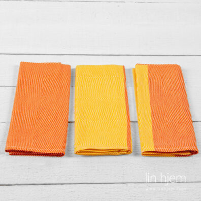 Kjøkkenhåndklær sett i oransje farge.