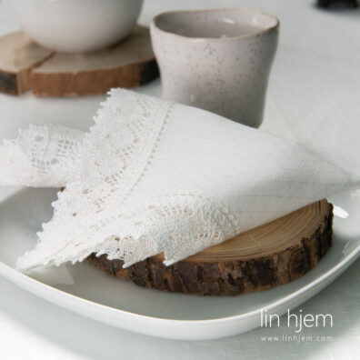 Hullmønstret serviett i lin med blonder, hvit.