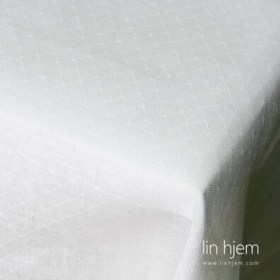 Hvit duk med blonder, mønstret.