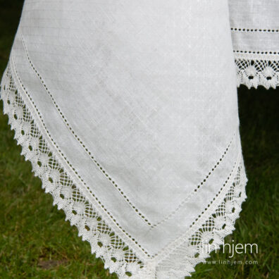 Duk med blonder i hvit, mønstret.