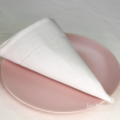 Hullmønstret halvlin serviett.