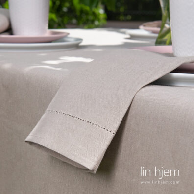 Grå halvlin serviett i hullmønster.