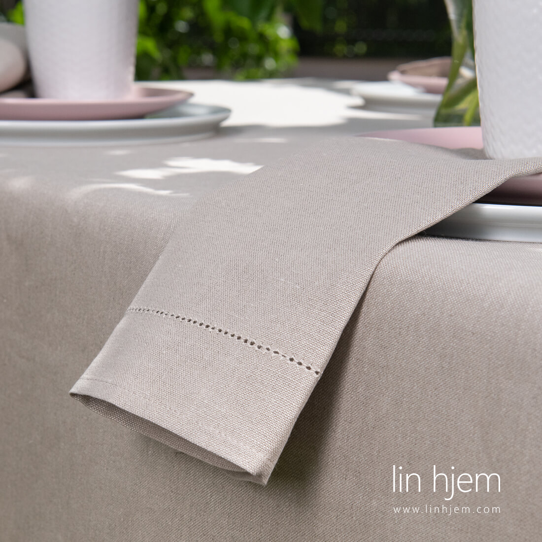 Grå halvlin serviett i hullmønster.